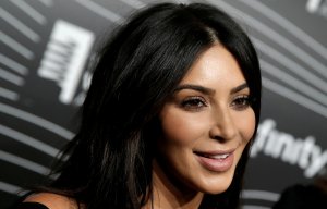 Kim Kardashian agredida en París por falsos policías que le roban millones en joyas