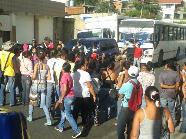 #4Oct: Carayaca protesta por escasez de alimentos