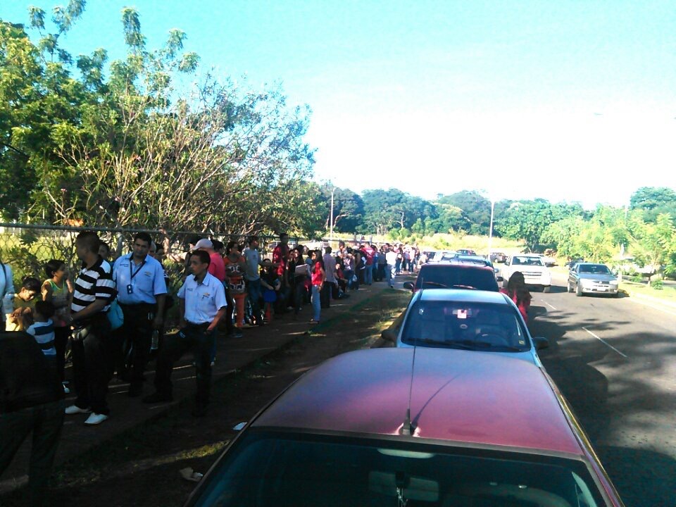 Así están las colas en Puerto Ordaz para vacunarse contra la difteria (fotos)