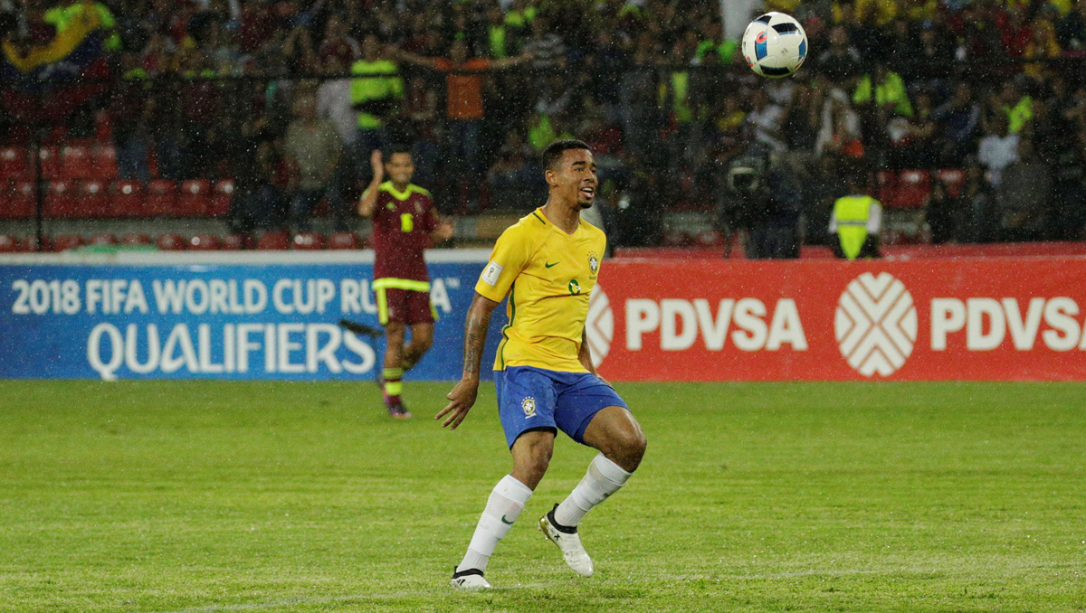Venezuela cayó 0-2 ante Brasil con error del portero y apagón (VIDEOS + FOTOS)
