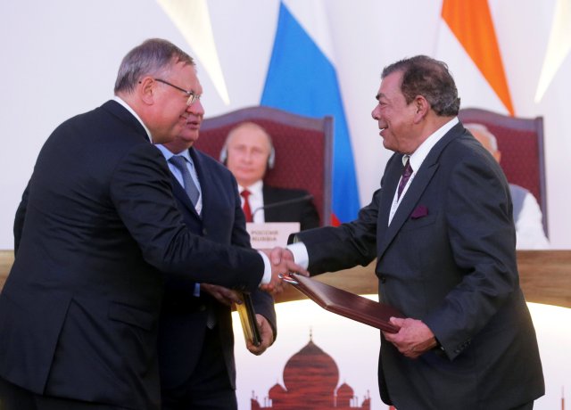 Los presidentes ejecutivos de las firmas rusas VTB y Rosneft, Andrei Kostin (izq) e Igor Sechin, y el vicepresidente de Essar Group, Ravi Ruia (der), en un acto de intercambio de acuerdos tras Cumbre Anual India-Rusia en Benaulim, India, October 15, 2016. La petrolera estatal rusa Rosneft informó el sábado que proveerá con crudo de Venezuela a la refinería de India Vadinar, luego de comprarle la planta a la compañía Essar Oil. Sputnik/Kremlin/Mikhail Metzel via REUTERS 