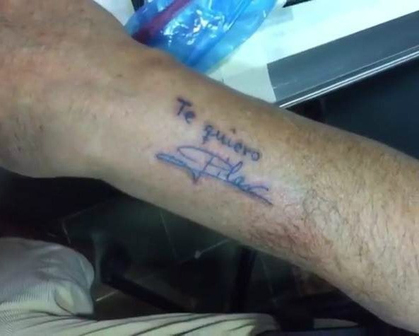 “Te quiero. Pilar”: un anciano de 71 años se tatúa la dedicatoria de su esposa fallecida