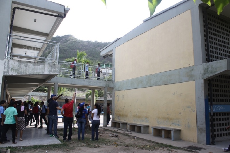 Una niña fallecida y tres heridos tras desprenderse viga en colegio en Puerto La Cruz