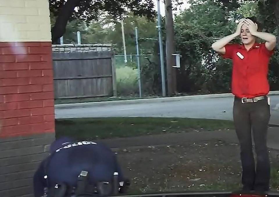 El dramático momento en que un policía revive a un niño de 3 años  (video)