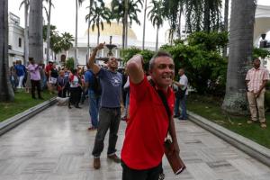 VIDEO: Así fue como los chavistas entraron por la fuerza a la AN este domingo