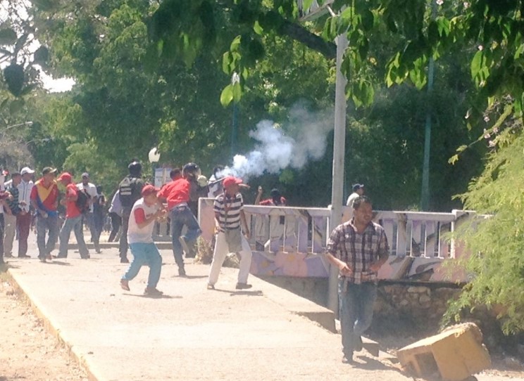 PNB y colectivos reprimieron con lacrimógenas a manifestantes en Cumaná en la #LaTomaDeVenezuela (VIDEO)