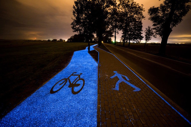 Este carril para bicicletas se ilumina en la oscuridad gracias a la luz solar