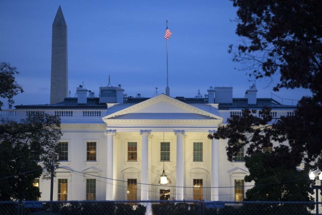 MHR26.- WASHINGTON (DC, EEUU), 8/11/2016.- Vista de la Casa Blanca durante el atardecer de hoy, martes 8 de noviembre de 2016, en Washington DC, EEUU. Obama, dedicó hoy la primera hora de la jornada en la que se decidirá al nuevo mandatario del país a jugar a baloncesto, una afición que había dejado por el golf y que retoma como ritual cada cuatro años en elecciones presidenciales. Obama, que votó hace una semanas por anticipado en Chicago, acudió a un gimnasio de Fort McNair, una instalación militar naval en Washington, a las orillas del río Anacostia. EFE/MICHAEL REYNOLDS