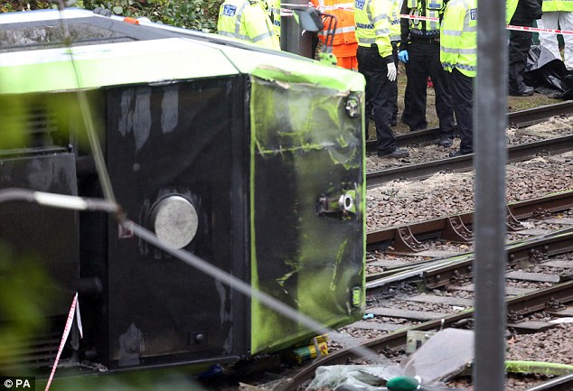 Al menos ocho muertos y 50 heridos al descarrilar tranvía en Londres (fotos)