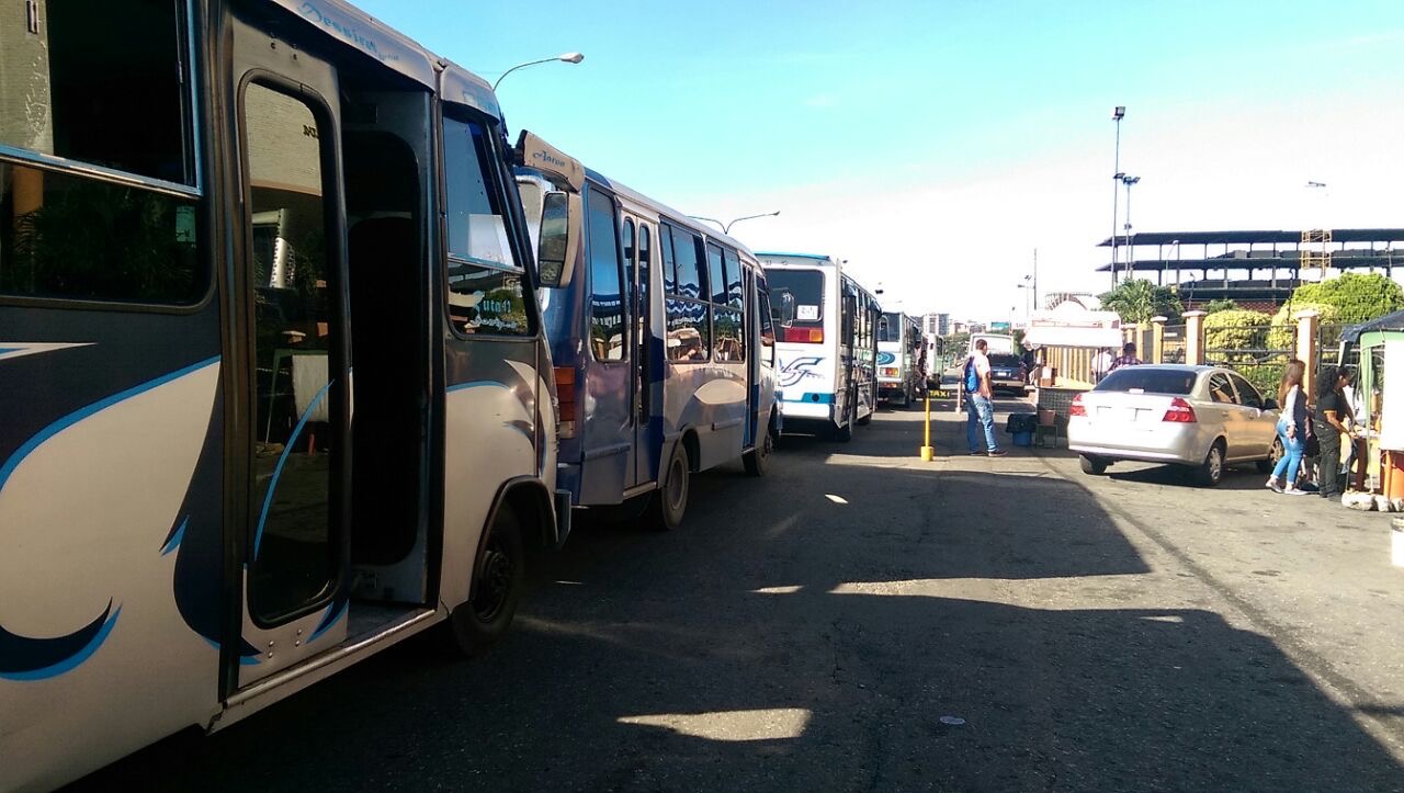 Transportistas de Lara inician caravana hasta Fontur para exigir pago de subsidios