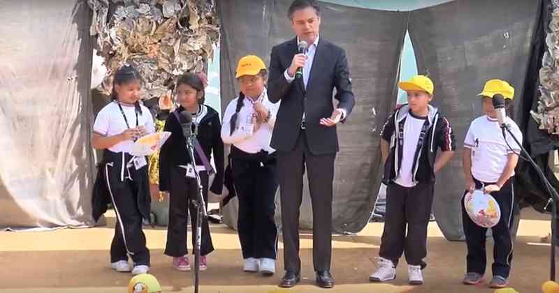 La niña que corrigió en público al ministro de Educación de México (video)