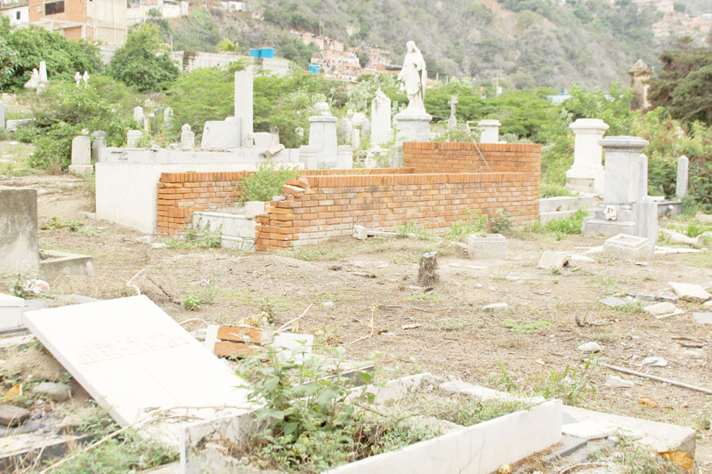 Vendían los sacos de cemento a usar en la recuparación del cementerio Los Ingleses en Vargas