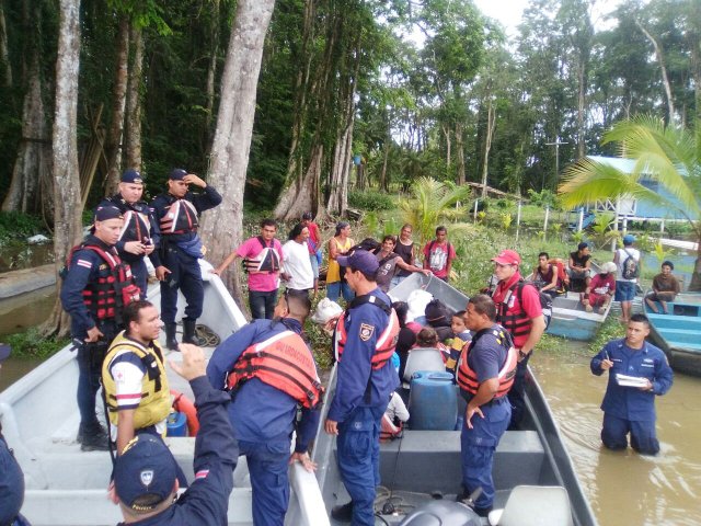 Police officers assist as people board boats and prepare to be evacuated as hurricane Otto approaches in Barra de Colorado, Costa Rica, November 22, 2016, in this handout photo provided by the Ministry of Public Security. Ministry of Public Security/Handout via Reuters. ATTENTION EDITORS - THIS IMAGE WAS PROVIDED BY A THIRD PARTY. EDITORIAL USE ONLY.