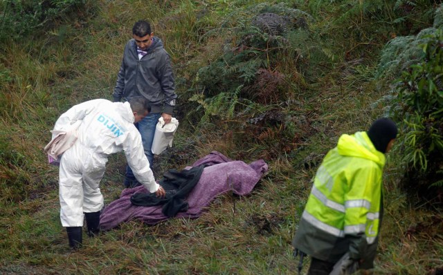 ATTENTION EDITORS - VISUAL COVERAGE OF SCENES OF INJURY OR DEATHA rescue work checks a body from a plane that crashed into Colombian jungle with Brazilian soccer team Chapecoense, near Medellin, Colombia, November 29, 2016. REUTERS/Fredy Builes TEMPLATE OUT