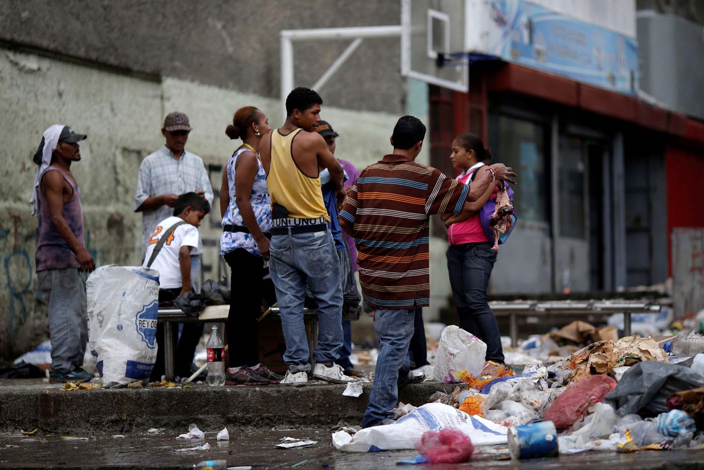 Hurgan en la basura del Este de Caracas para poder comer (+Video)