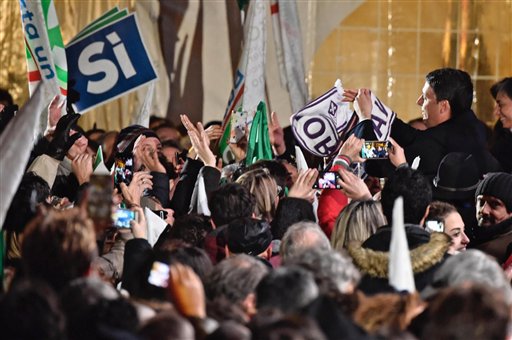 Italia vota en referendo, Renzi promete renunciar si pierde