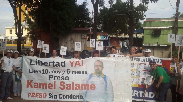 Barineses marchando por Kamel Salame