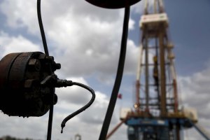 Petróleo venezolano vuelve a caer y cierra en 45,66 dólares