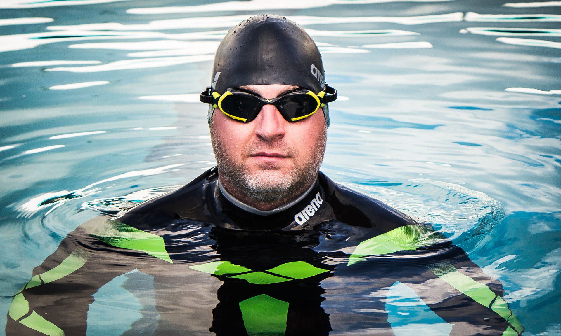 Nadador británico Ben Hooper abandona intento de cruzar el Atlántico tras 33 días