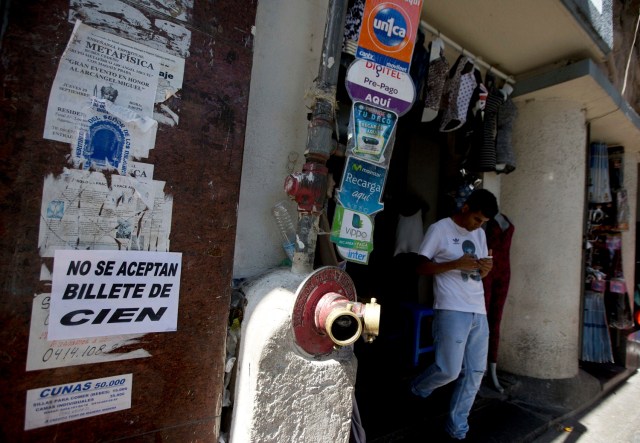 Un cliente que intentó comprar algo con billetes de 100 bolívares sale de una tienda, en Caracas, Venezuela, el jueves 15 de diciembre de 2016. El presidente Nicolás Maduro anunció el jueves su decisión de prorrogar el cierre de la frontera con Colombia por 72 horas más y de extender la medida a la de Brasil por los próximos tres días para evitar el contrabando de billetes de 100 bolívares, que representan más de la mitad del efectivo que circula en la inflacionaria economía de Venezuela. (AP Foto/Fernando Llano)