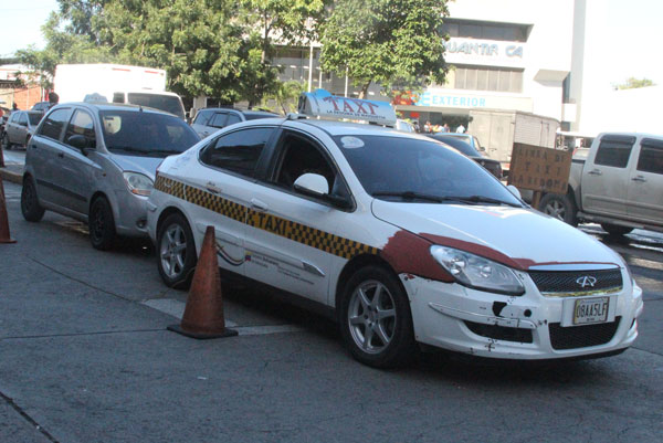 Taxistas proponen unificar tarifa mínima a Bs. 700