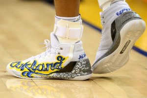 Curry subasta calzado para víctimas de incendio en Oakland