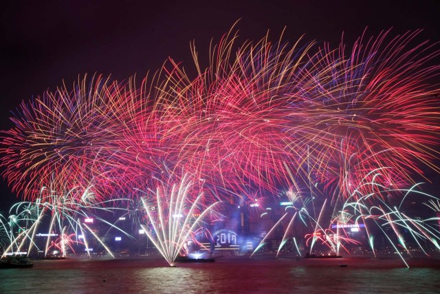 Fireworks explode as "2017" is displayed at the Hong Kong Convention and Exhibition Centre during New Year's celebrations in Hong Kong, China January 1, 2017. REUTERS/Bobby Yip