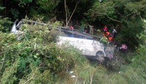 Seis muertos y 10 heridos al caer un autobús en Cauca