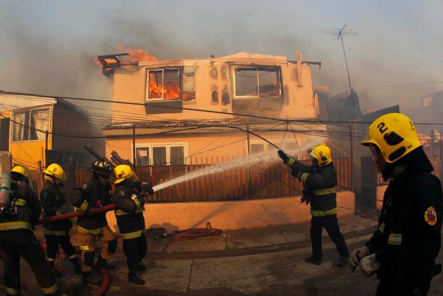 Declaran alerta roja y evacúan viviendas por incendio forestal en Valparaíso