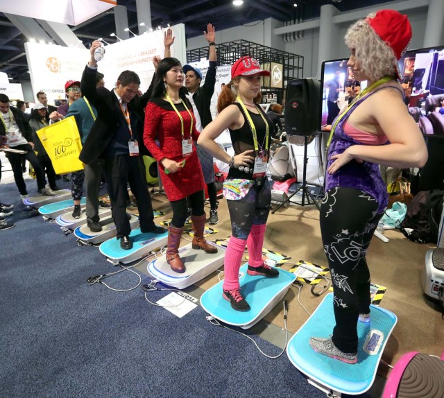 MAN03. Las Vegas (United States), 06/01/2017.- Attendees work out on the Japanese-made company ACIGI Cyper Body Fit Fx FJ-700 exercise machine at the 2017 International Consumer Electronics Show in Las Vegas, Nevada, USA, 06 January 2017. The annual CES which takes place from 5-8 January is a place where industry manufacturers, advertisers and tech-minded consumers converge to get a taste of new gadgets and innovations coming to the market each year. (Estados Unidos) EFE/EPA/MIKE NELSON