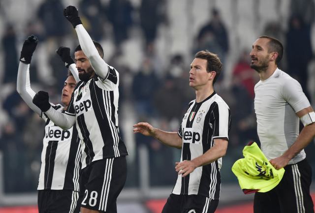 Football Soccer - Juventus v Bologna - Italian Serie A - Juventus stadium,Turin, Italy - 08/01/17 - Juventus' players celebrate at the end of the match against Bologna.  REUTERS/Giorgio Perottino