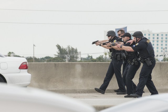 MIA09 FORT LAUDERDALE (FL, EE.UU.), 06/01/2017.- Varios policías hacen detener un auto en las inmediaciones del aeropuerto de Fort Lauderdale, Florida, después de que al menos cinco personas murieran hoy, 6 de enero de 2017, en un tiroteo en el Aeropuerto Internacional. Scott Israel, alguacil del condado de Broward (EE.UU.), donde se encuentra el aeropuerto de Fort Lauderdale, dijo hoy que es "demasiado pronto" para saber si el tiroteo que acabó hoy con la vida de al menos 5 personas y dejó heridas a otras 8 es un acto de terrorismo. EFE/GIORGIO VIERA.