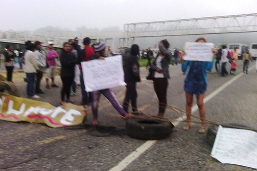 Por falta de comida trancaron el paso en la carretera vieja de Ocumare del Tuy (Fotos)