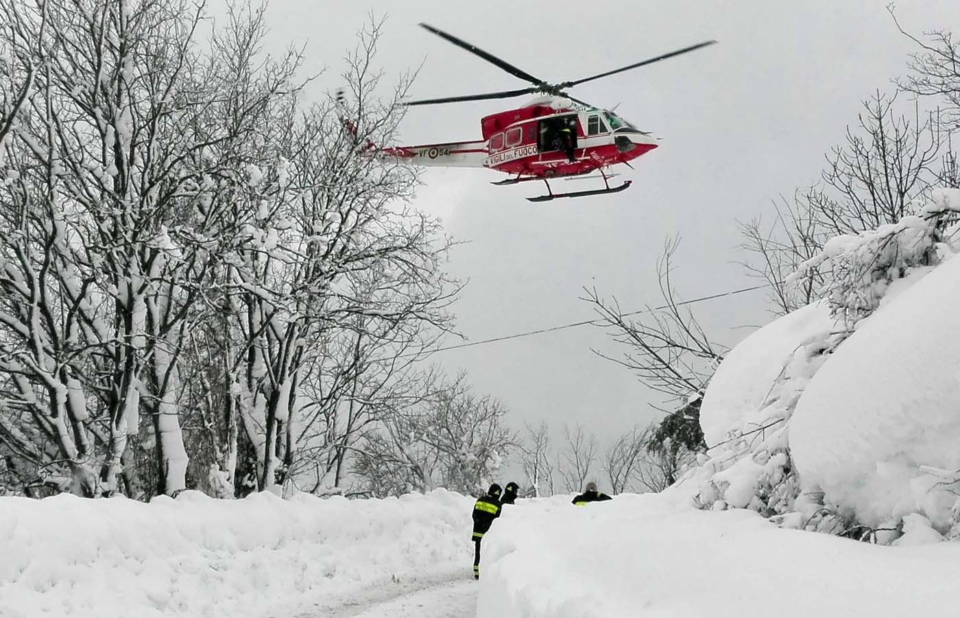 Rescatan a tres niños de los escombros de hotel sepultado por alud en Italia