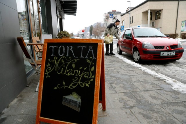 Vista de un tablón de una pastelería local que anuncia las tartas 'Melania' en el centro de Sevnica, Eslovenia, hoy 18 de enero de 2017. La esposa del presidente electo de EE.UU. Donald Trump, Melania Trump nació en la localidad de Sevnica. Dos días antes de la investidura de Donald Trump los comercios locales de Sevnica ofrecen productos en referencia a Melania. EFE/Antonio Bat