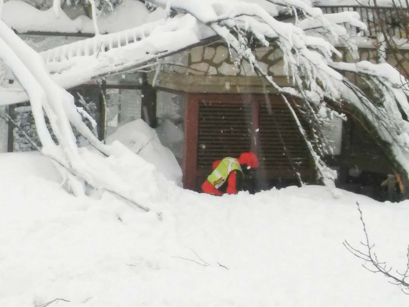 Asciende a 24 el número de fallecidos en hotel sepultado por un alud en Italia