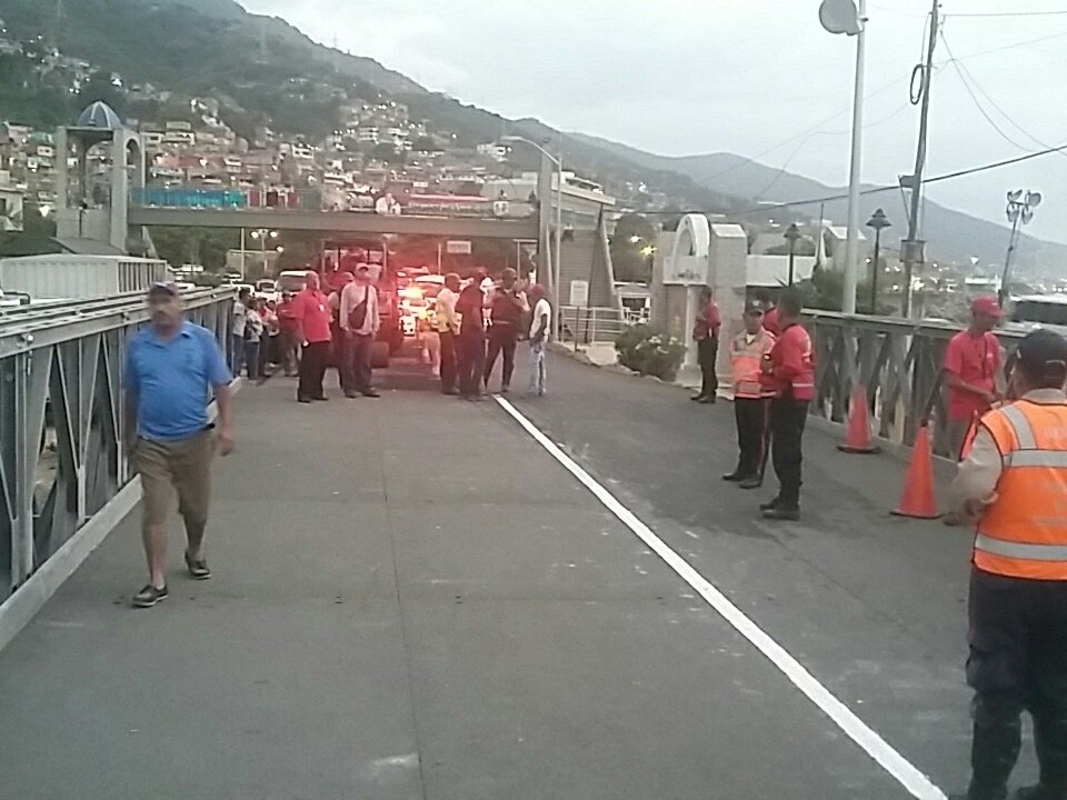 Activan puente metálico “provisional” en Vargas