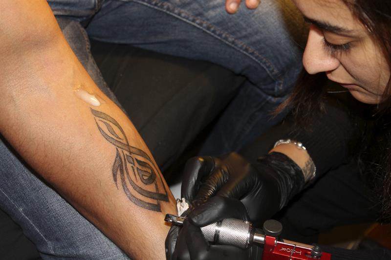 Tatuar en Egipto, el arte prohibido que busca ser regulado