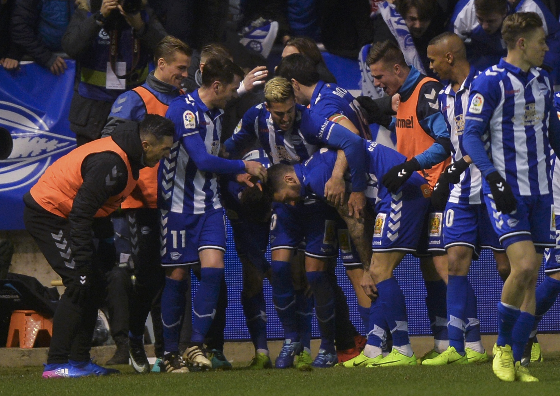 Alavés de Christian Santos se medirá con el Barcelona por la Copa del Rey