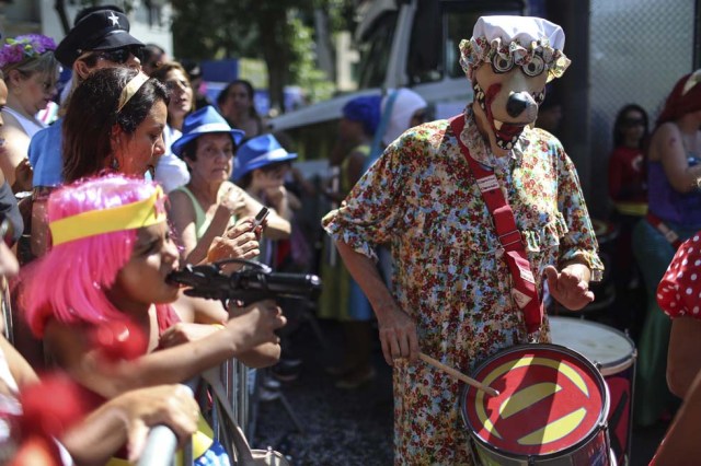 ACOMPAÑA CRÓNICA: BRASIL CARNAVAL. BRA08. RÍO DE JANEIRO (BRASIL), 11/02/2017.- Asistentes disfrazados participan en la fiesta callejera "Desliga de la Justicia" hoy, sábado 11 de febrero de 2017, en Río de Janeiro (Brasil). El carnaval de Río de Janeiro, bautizado por los cariocas como "el mayor espectáculo del mundo", puede convertirse en un laberinto sin una hoja de ruta para disfrutar de esta fiesta que cada año atrae a unos dos millones de turistas y genera cerca de 2.000 millones de dólares para la ciudad. EFE/Antonio Lacerda