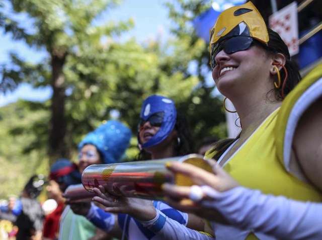 ACOMPAÑA CRÓNICA: BRASIL CARNAVAL. BRA09. RÍO DE JANEIRO (BRASIL), 11/02/2017.- Asistentes disfrazados participan en la fiesta callejera "Desliga de la Justicia" hoy, sábado 11 de febrero de 2017, en Río de Janeiro (Brasil). El carnaval de Río de Janeiro, bautizado por los cariocas como "el mayor espectáculo del mundo", puede convertirse en un laberinto sin una hoja de ruta para disfrutar de esta fiesta que cada año atrae a unos dos millones de turistas y genera cerca de 2.000 millones de dólares para la ciudad. EFE/Antonio Lacerda