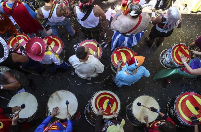 ACOMPAÑA CRÓNICA: BRASIL CARNAVAL. BRA11. RÍO DE JANEIRO (BRASIL), 11/02/2017.- Asistentes disfrazados participan en la fiesta callejera "Desliga de la Justicia" hoy, sábado 11 de febrero de 2017, en Río de Janeiro (Brasil). El carnaval de Río de Janeiro, bautizado por los cariocas como "el mayor espectáculo del mundo", puede convertirse en un laberinto sin una hoja de ruta para disfrutar de esta fiesta que cada año atrae a unos dos millones de turistas y genera cerca de 2.000 millones de dólares para la ciudad. EFE/Antonio Lacerda