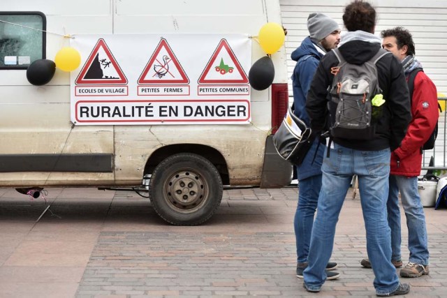 Breeders of the French farmers union 'Confederation paysanne' demonstrate at the Place du Capitole in Toulouse, southwestern France, February 12, 2017, to demand a rethinking in the poultry sector in the South-West. An investigation into the spread of the avian flu virus in the south-west of France has ben recently launched to find out if contaminated batches of birds have been sold knowingly to breeders, thus promoting the spread of the virus. / AFP PHOTO / REMY GABALDA