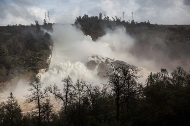 65,000 cfs of water flow through a damaged spillway on the Oroville Dam in Oroville, California, U.S., February 10, 2017. REUTERS/Max Whittaker