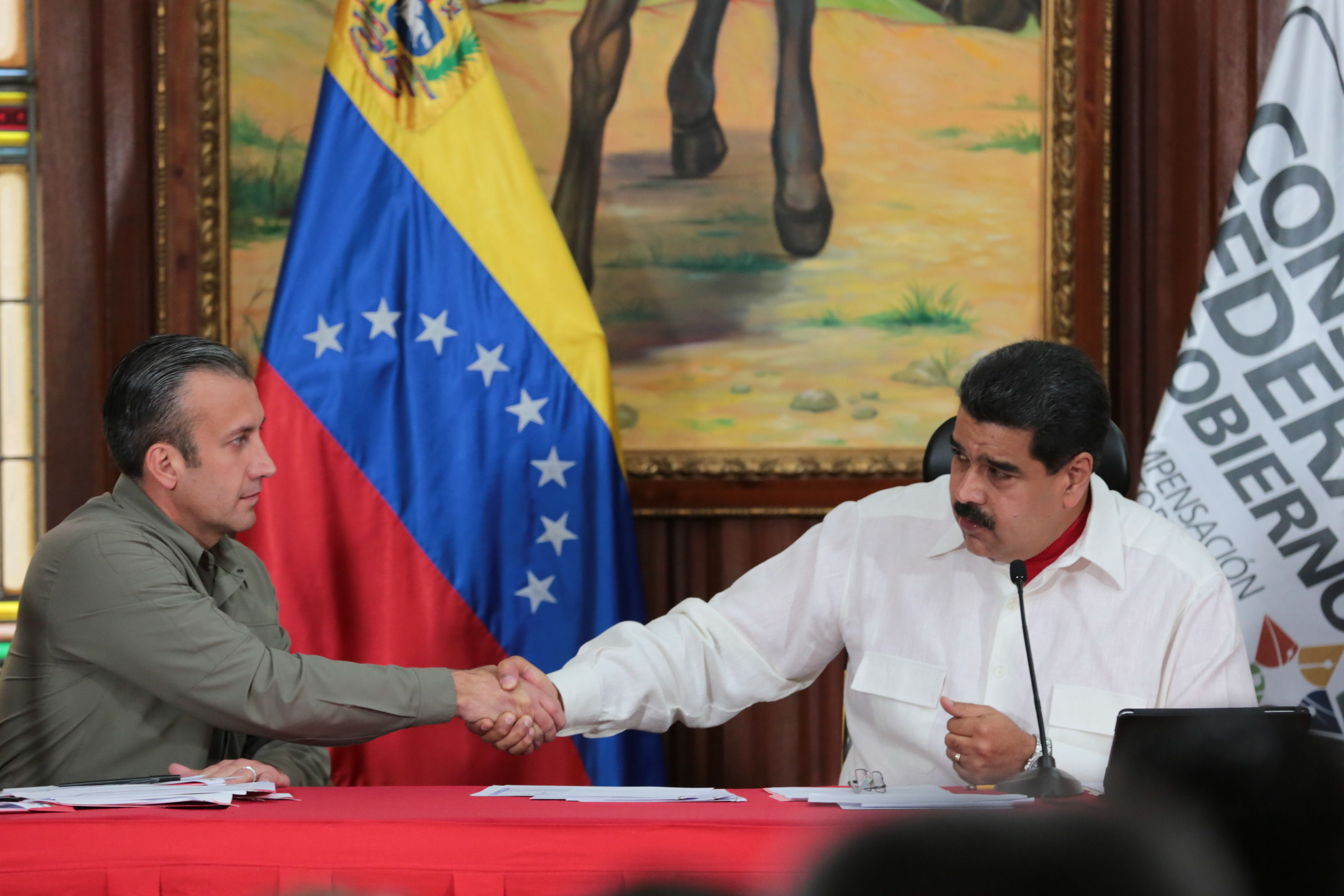 LA FOTO: El estrechón de manos de Maduro a un El Aissami fuertemente señalado