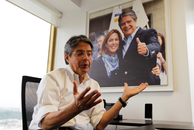 Guillermo Lasso (derecha) dice que habrá segunda vuelta en las presidenciales de Ecuador