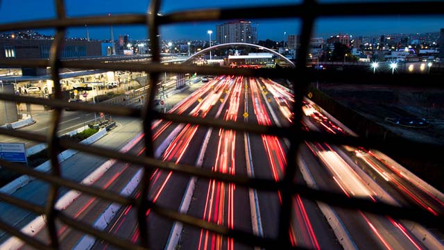 Vehículos cruzan la frontera para entrar en México desde San Diego (EE.UU.).