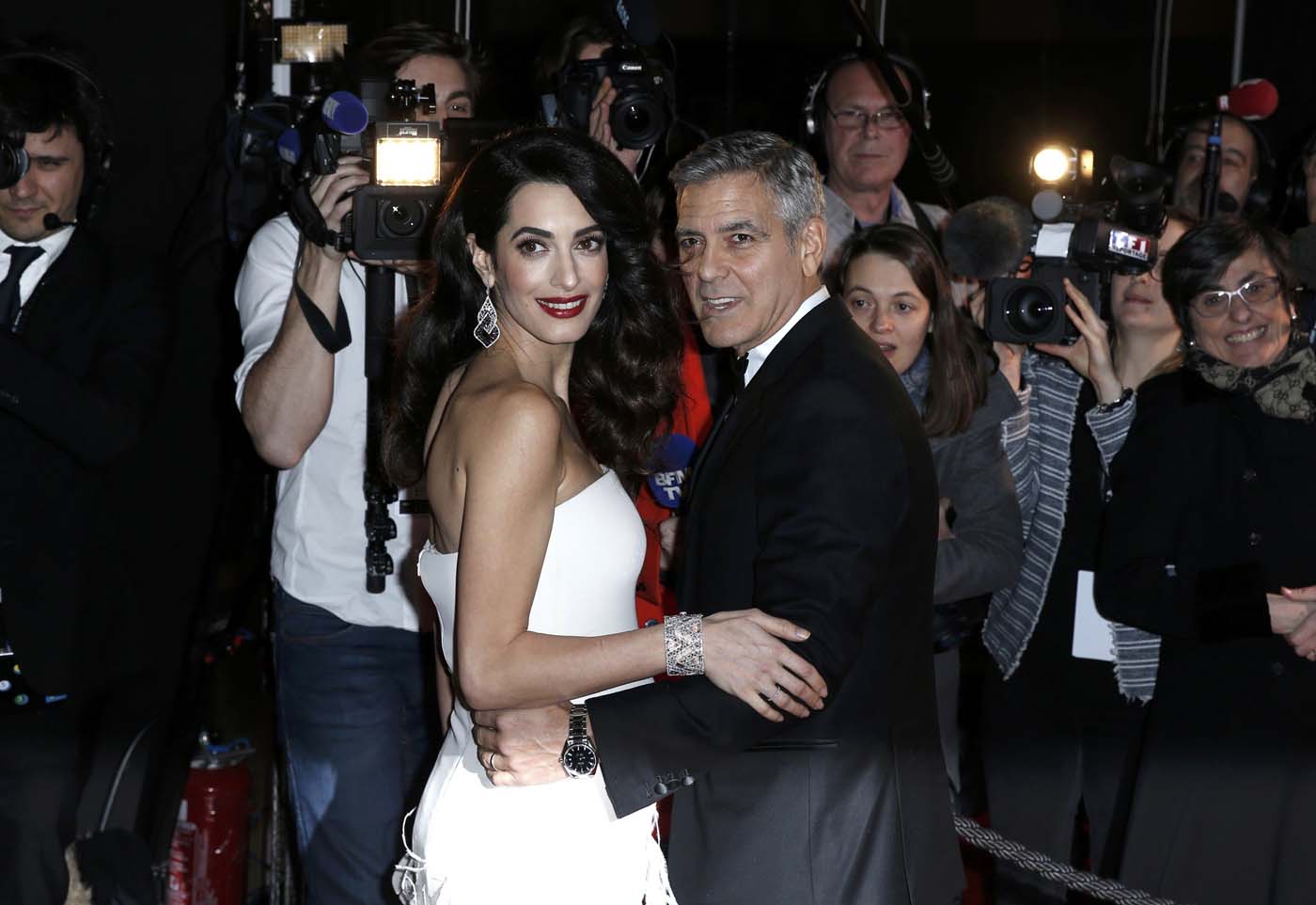 Amal Clooney presume por primera vez de embarazo de gemelos (fotos)