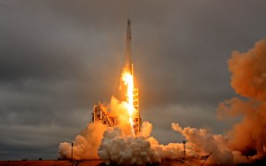 SpaceX enviará cápsula Dragon con misión tripulada alrededor de la Luna en 2018