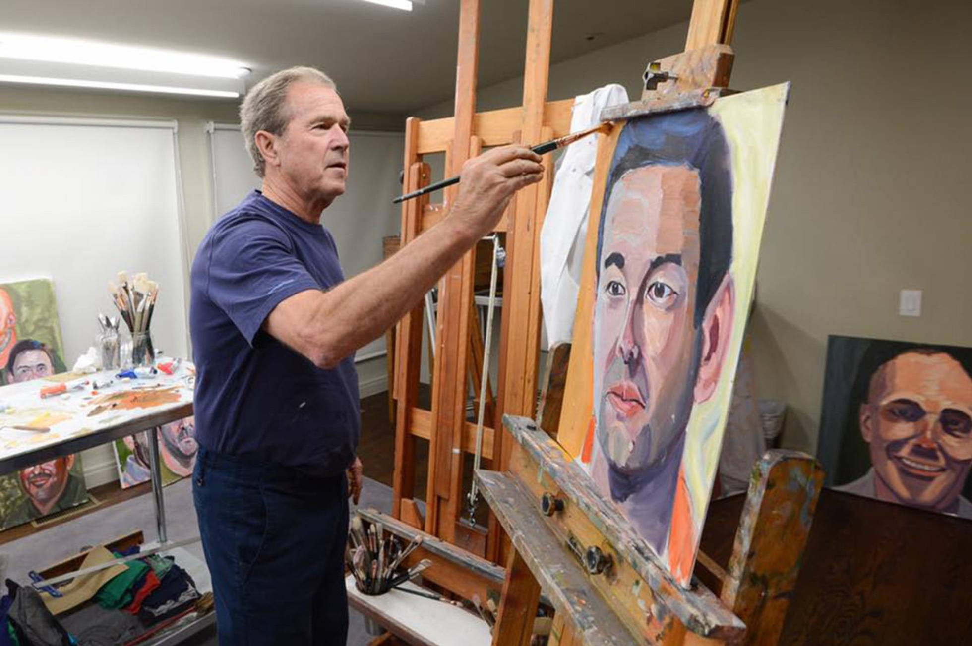 Bush aprendió a pintar y retrata a los veteranos a los que envió a luchar